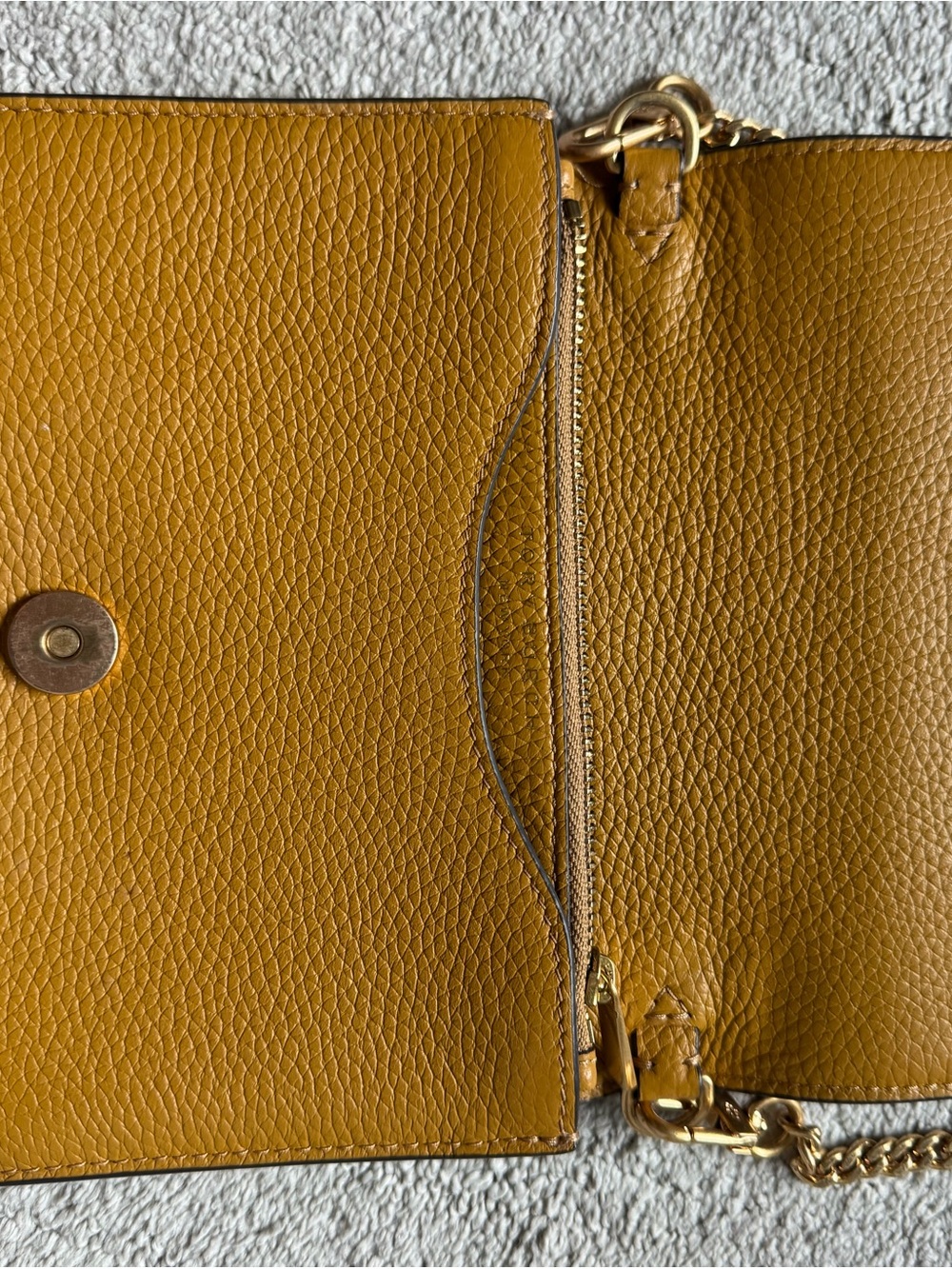 Tory Burch Pebbled Leather Crossbody Bag in Mustard Gold-Tone Logo - Picture 7 of 14